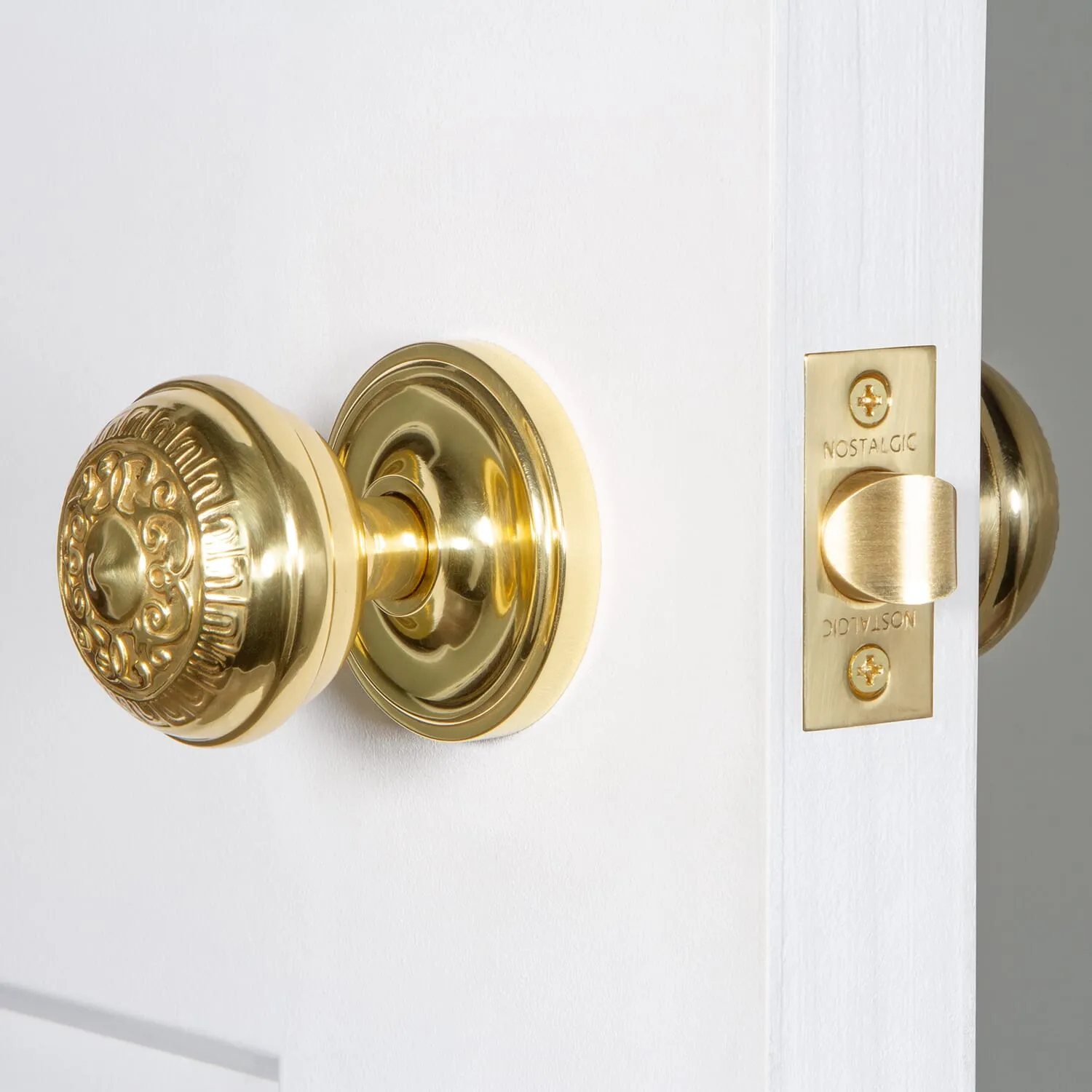 Classic Rosette with Egg & Dart Knob in Polished Brass